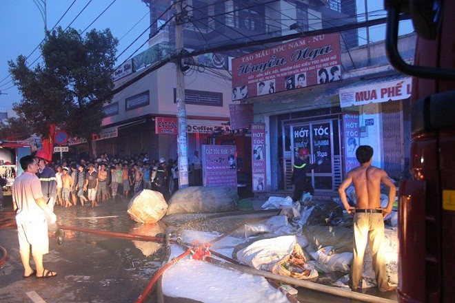 'Bà hỏa' ghé xưởng sản xuất than, hai người cháy như đuốc - ảnh 2